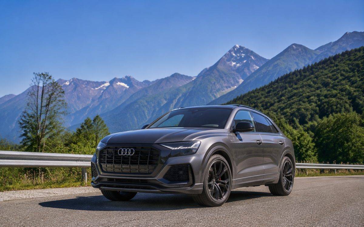 Аренда Ауди Ку8 (Audi Q8) в Сочи — внедорожник, 5 мест, подача в аэропорт Адлер