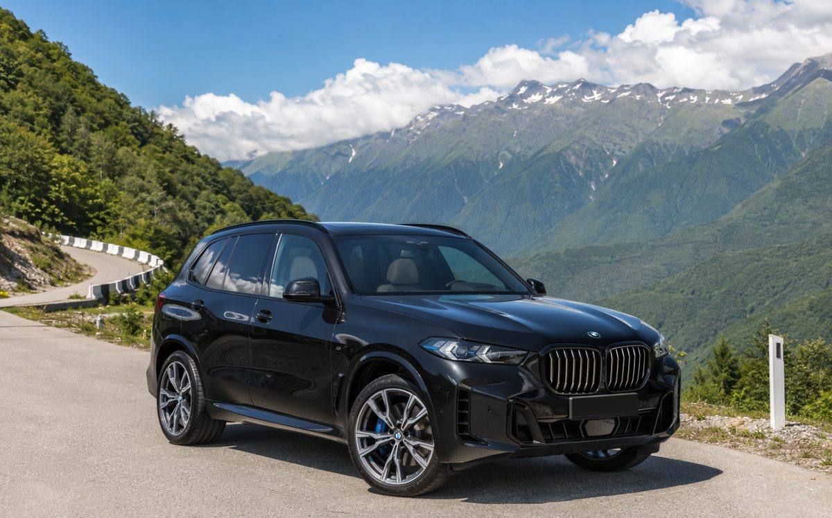 Аренда БМВ Х5 рестайлинг (BMW X5) в Сочи — внедорожник, 5 мест, подача в аэропорт Адлер